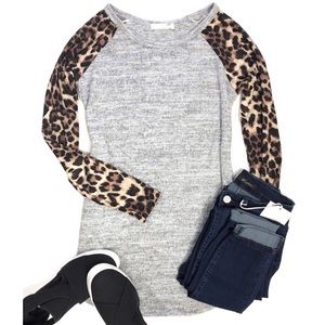Women’s long sleeve leopard sleeve raglan